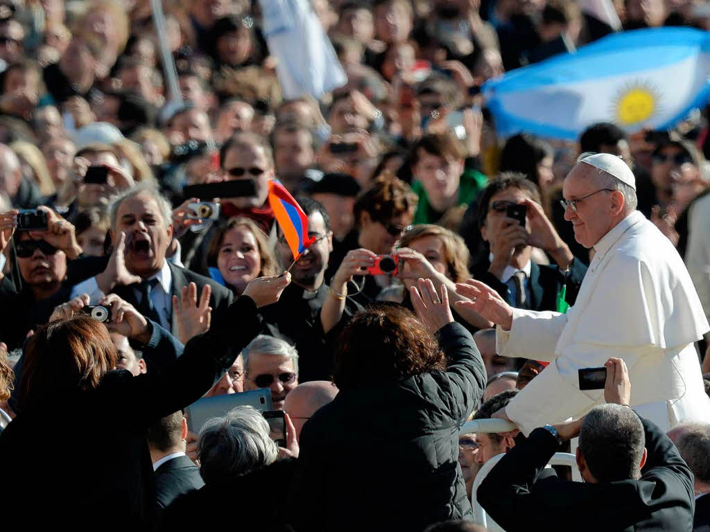 Amtseinfhrung von Papst Franziskus: Die Menschen jubeln Papst Franziskus auf dem Petersplatz zu.