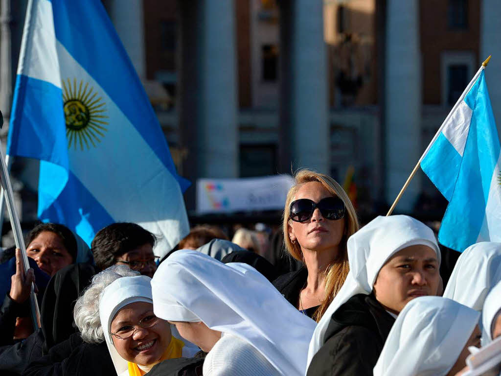 Amtseinfhrung von Papst Franziskus: Die Menschen jubeln Papst Franziskus auf dem Petersplatz zu.