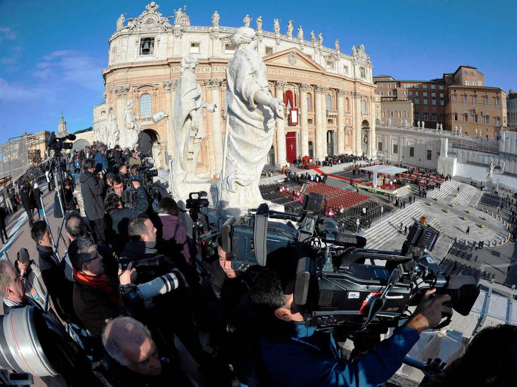 Amtseinfhrung von Papst Franziskus: Die Menschen jubeln Papst Franziskus auf dem Petersplatz zu.