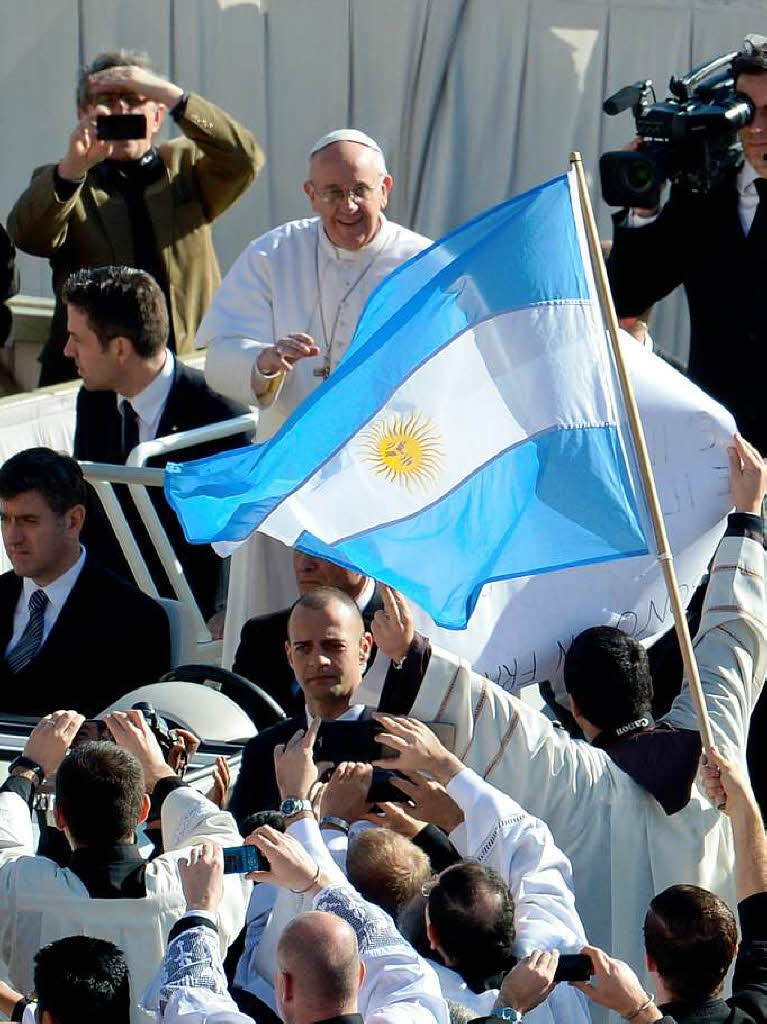 Amtseinfhrung von Papst Franziskus: Die Menschen jubeln Papst Franziskus auf dem Petersplatz zu.