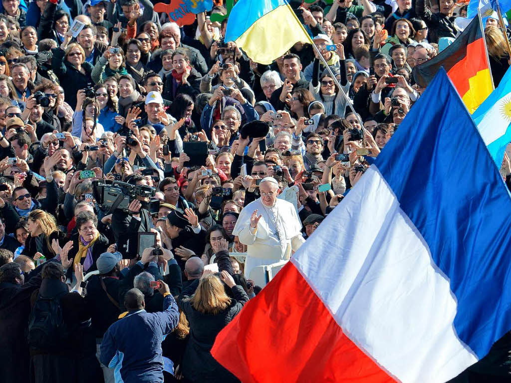 Amtseinfhrung von Papst Franziskus: Die Menschen jubeln Papst Franziskus auf dem Petersplatz zu.