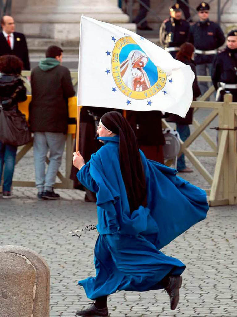 Amtseinfhrung von Papst Franziskus: Die Menschen jubeln Papst Franziskus auf dem Petersplatz zu.