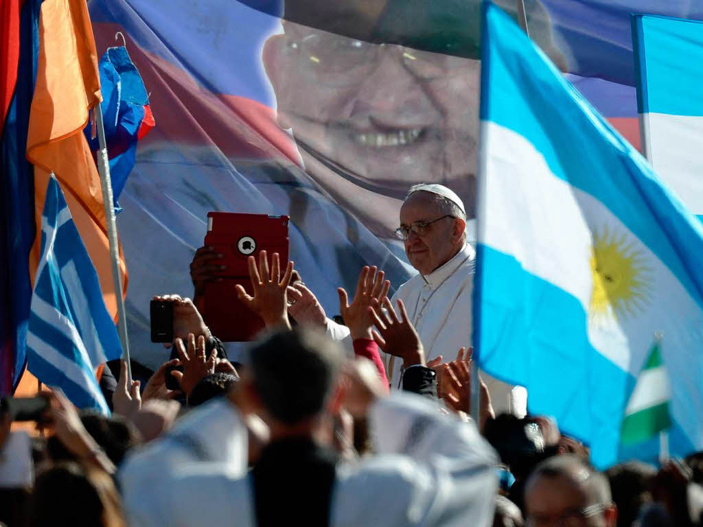 Amtseinfhrung von Papst Franziskus: Die Menschen jubeln Papst Franziskus auf dem Petersplatz zu.