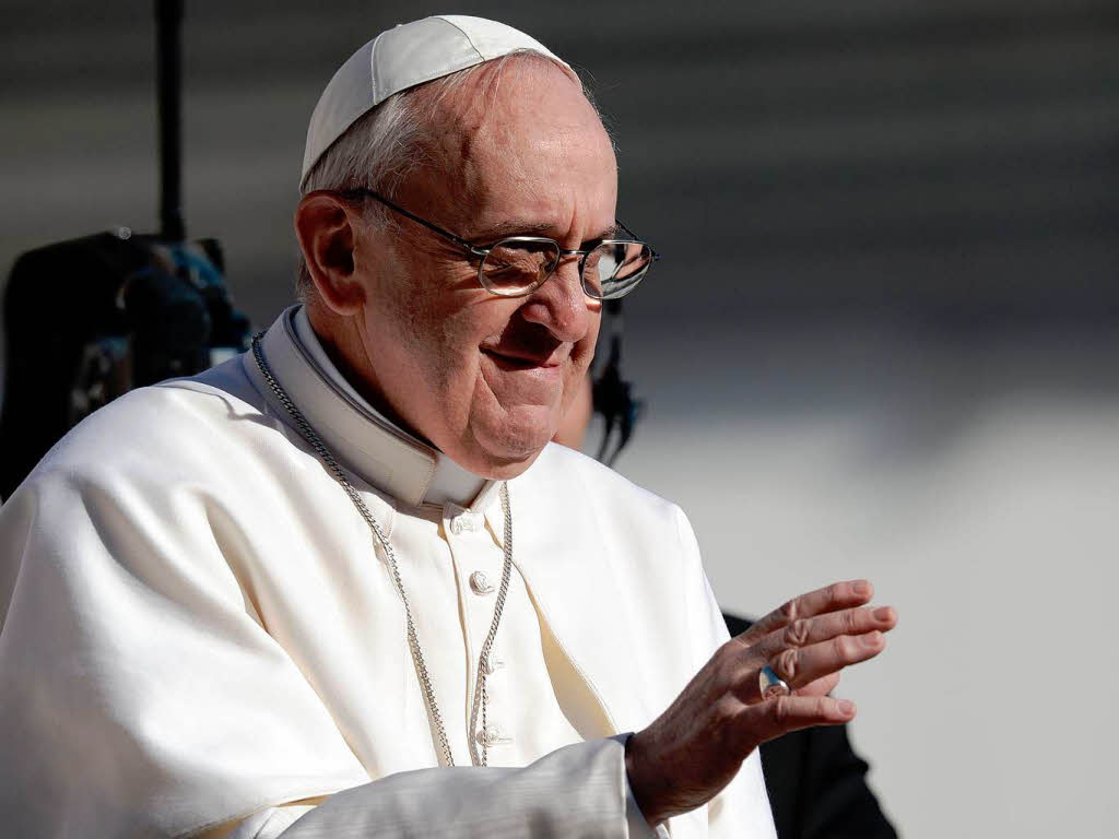 Amtseinfhrung von Papst Franziskus: Die Menschen jubeln Papst Franziskus auf dem Petersplatz zu.