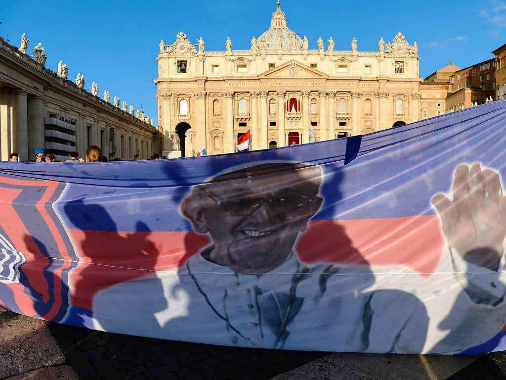 Amtseinfhrung von Papst Franziskus: Die Menschen jubeln Papst Franziskus auf dem Petersplatz zu.