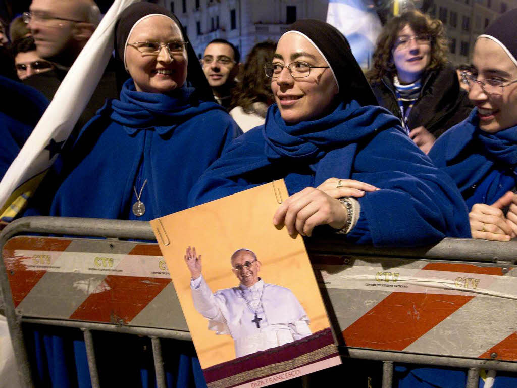 Amtseinfhrung von Papst Franziskus: Die Menschen jubeln Papst Franziskus auf dem Petersplatz zu.