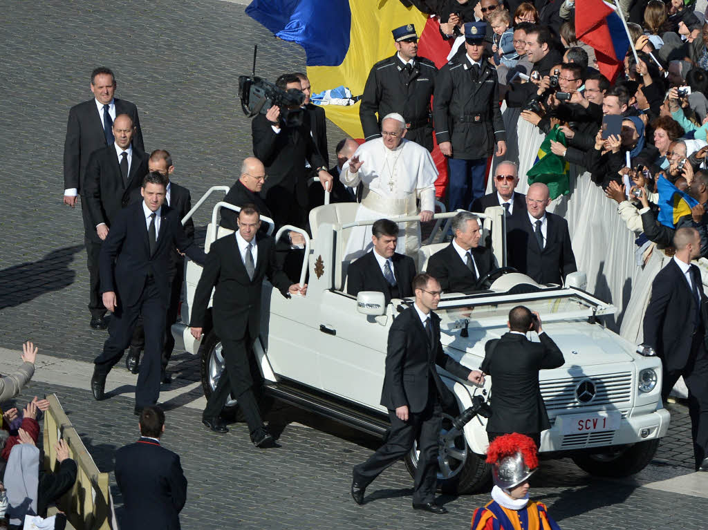 Amtseinfhrung von Papst Franziskus: Die Menschen jubeln Papst Franziskus auf dem Petersplatz zu.