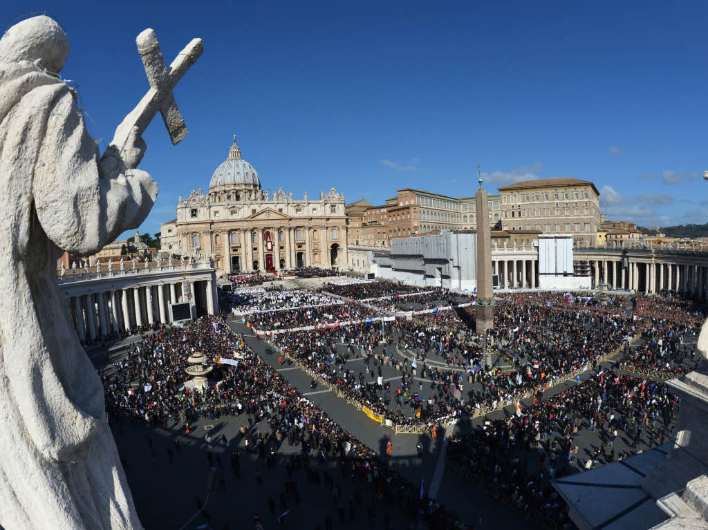 Amtseinfhrung von Papst Franziskus: Die Menschen jubeln Papst Franziskus auf dem Petersplatz zu.