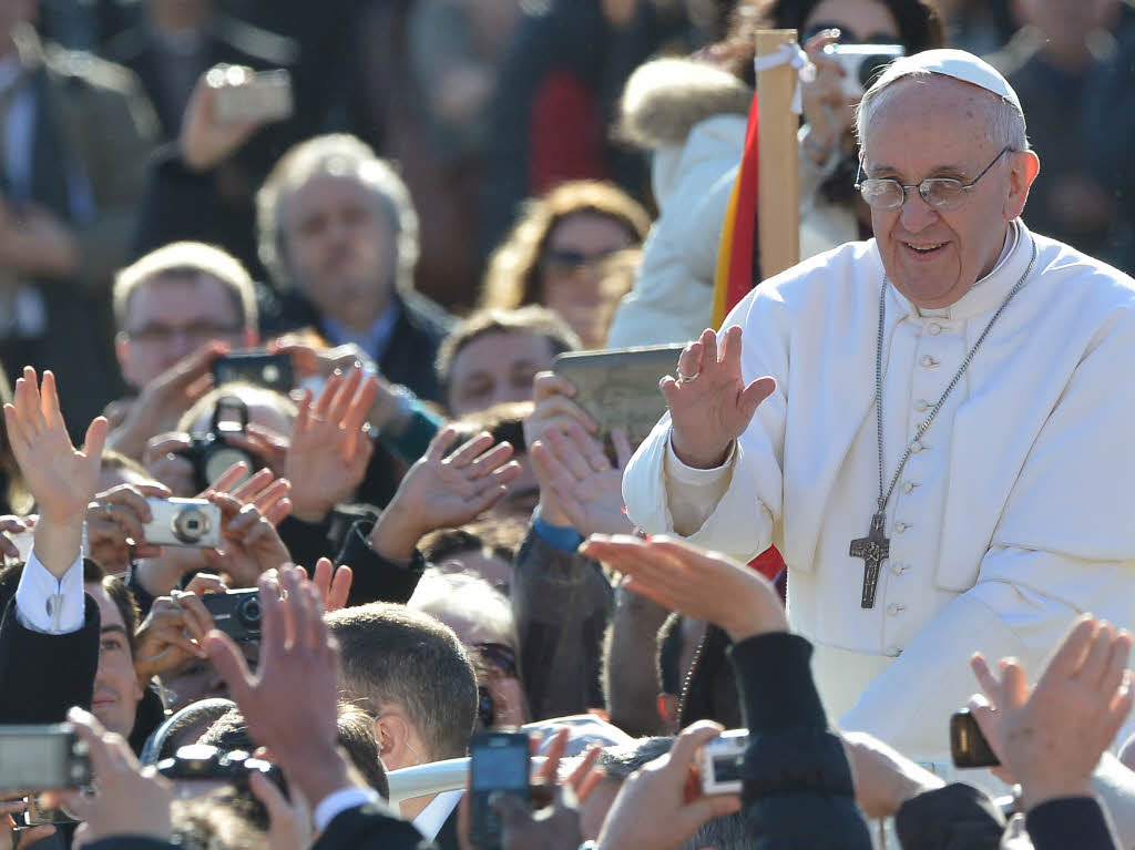 Amtseinfhrung von Papst Franziskus: Die Menschen jubeln Papst Franziskus auf dem Petersplatz zu.