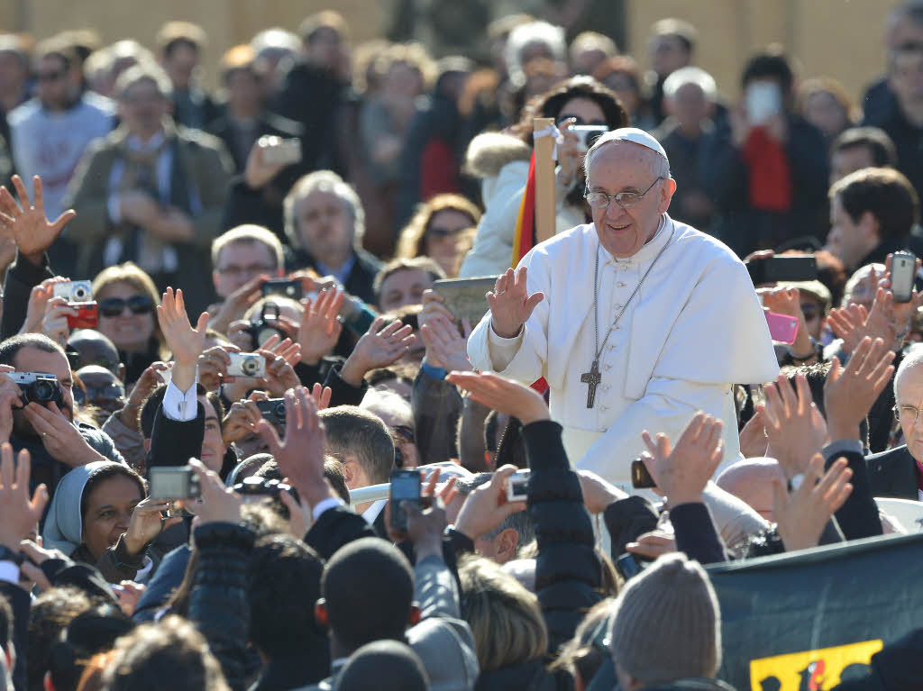 Amtseinfhrung von Papst Franziskus: Die Menschen jubeln Papst Franziskus auf dem Petersplatz zu.