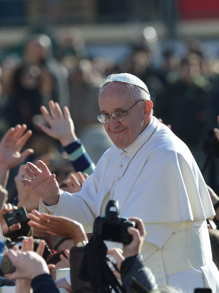 Amtseinfhrung von Papst Franziskus: Die Menschen jubeln Papst Franziskus auf dem Petersplatz zu.