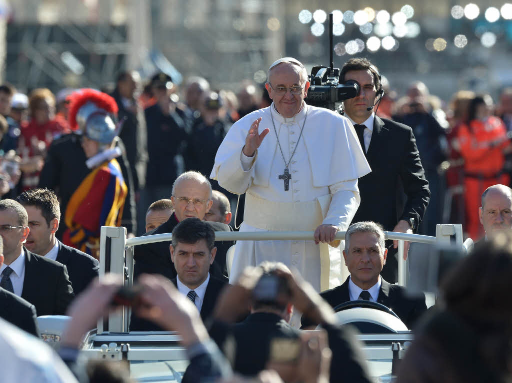 Amtseinfhrung von Papst Franziskus: Die Menschen jubeln Papst Franziskus auf dem Petersplatz zu.