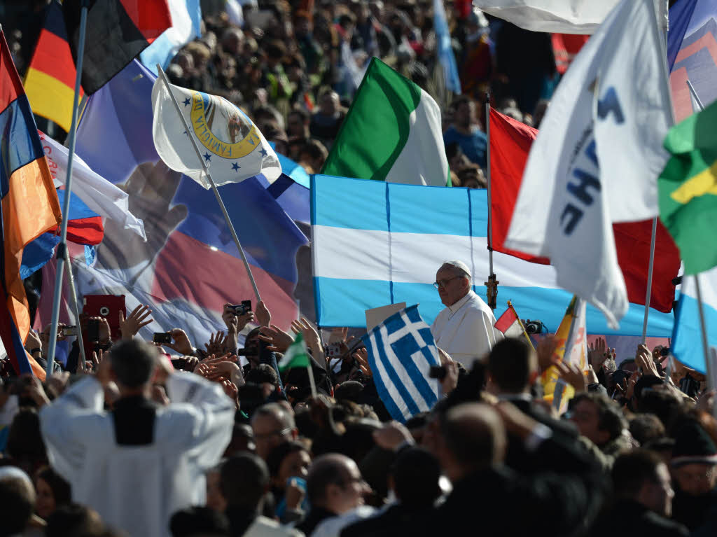 Amtseinfhrung von Papst Franziskus: Die Menschen jubeln Papst Franziskus auf dem Petersplatz zu.