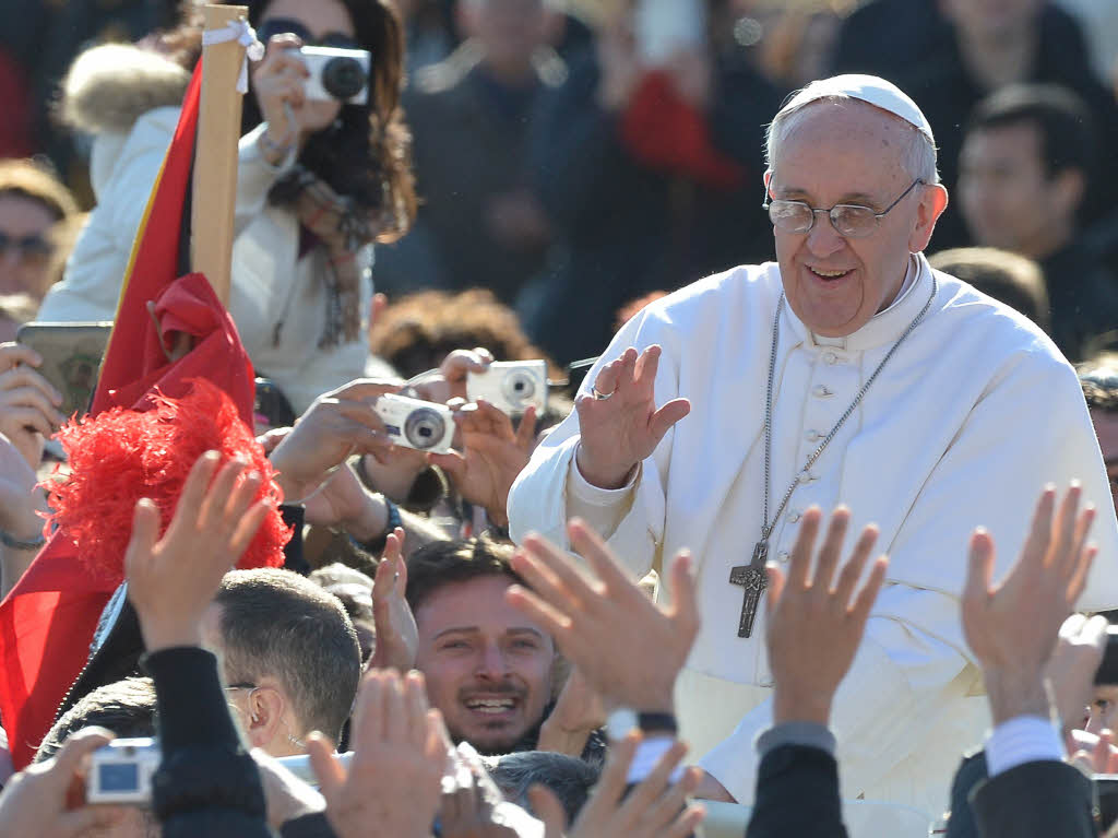 Amtseinfhrung von Papst Franziskus: Die Menschen jubeln Papst Franziskus auf dem Petersplatz zu.