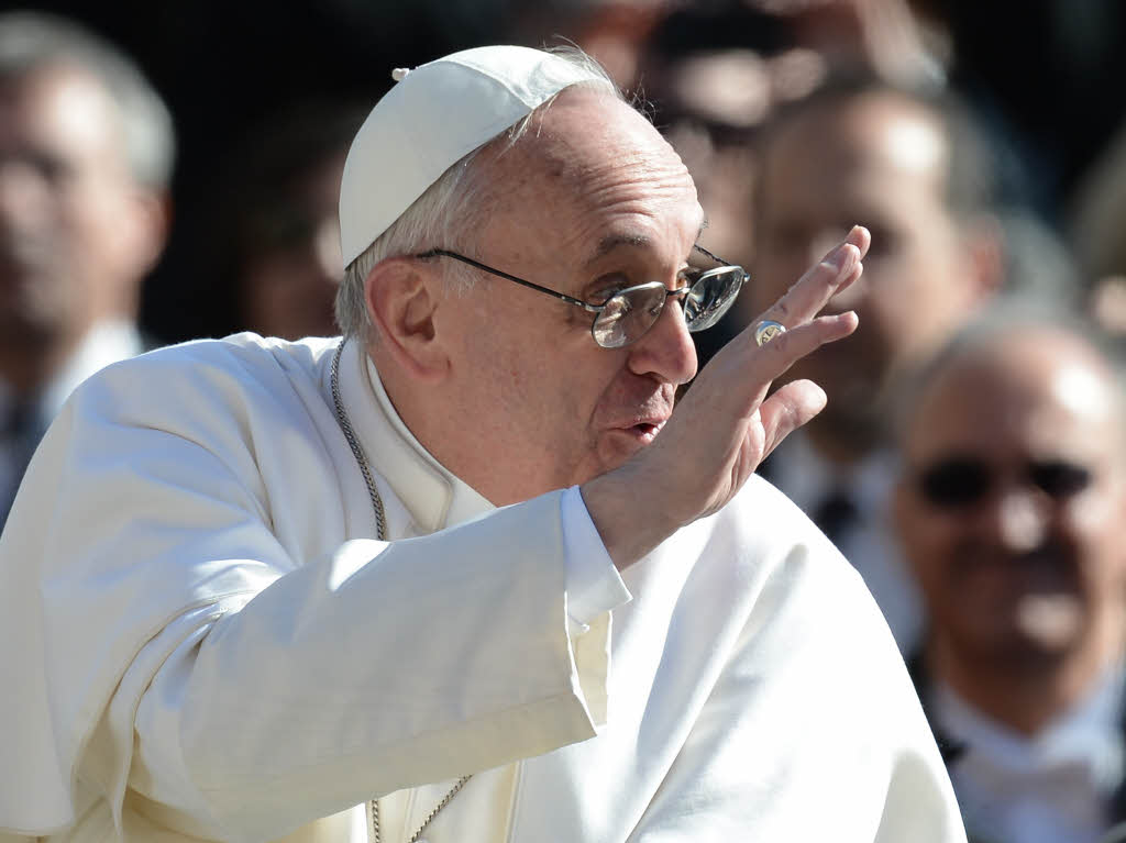 Amtseinfhrung von Papst Franziskus: Die Menschen jubeln Papst Franziskus auf dem Petersplatz zu.