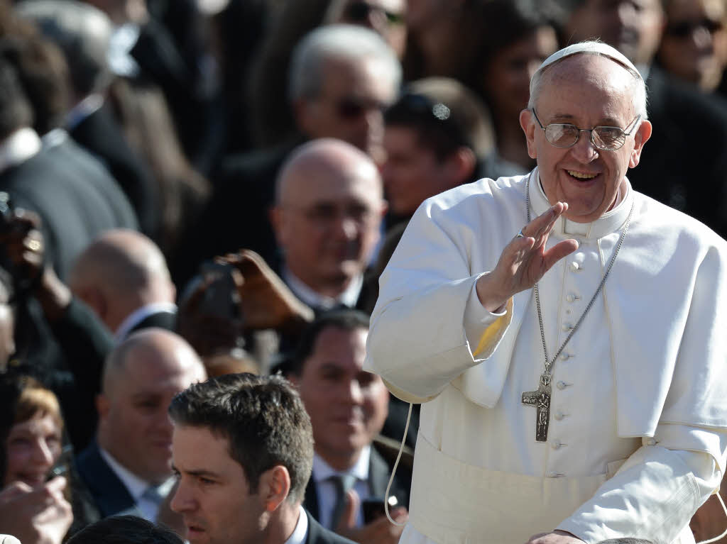 Amtseinfhrung von Papst Franziskus: Die Menschen jubeln Papst Franziskus auf dem Petersplatz zu.