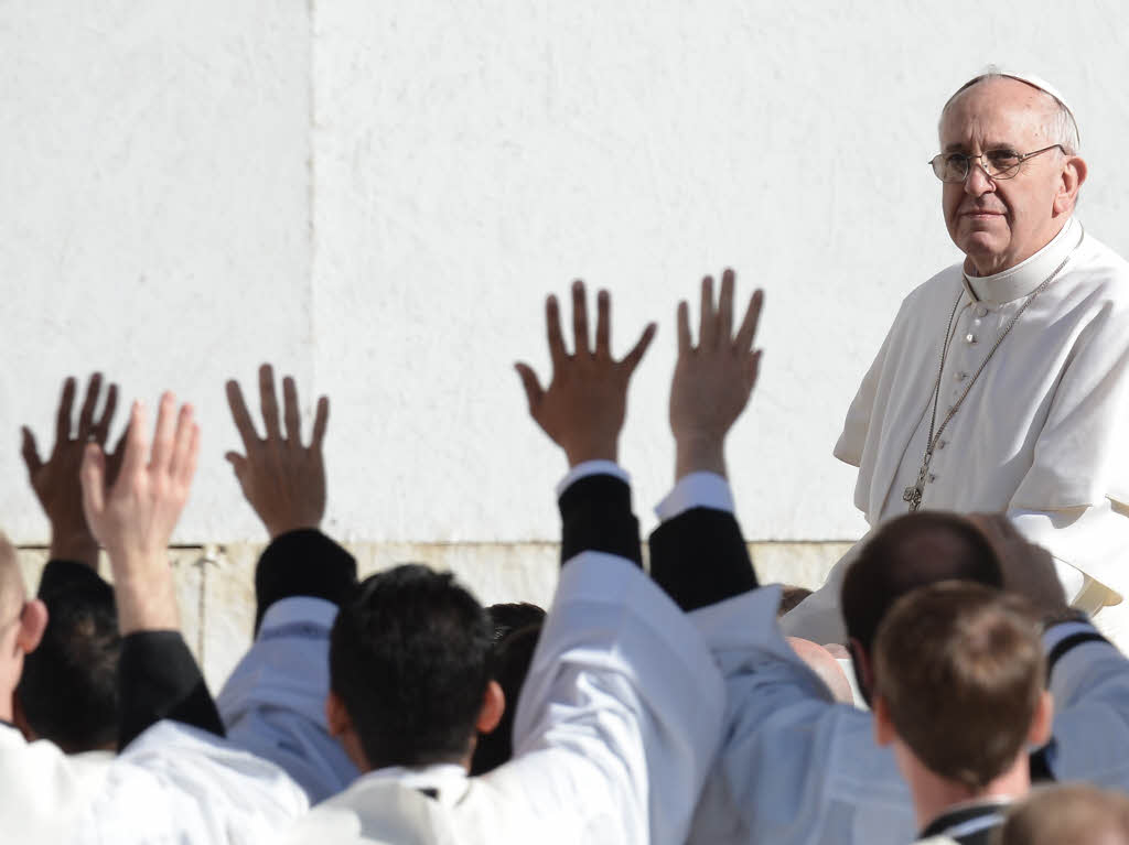 Amtseinfhrung von Papst Franziskus: Die Menschen jubeln Papst Franziskus auf dem Petersplatz zu.