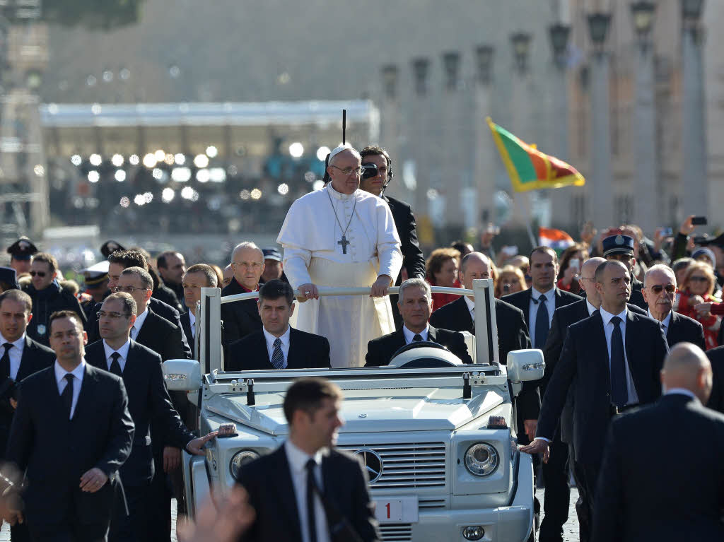 Amtseinfhrung von Papst Franziskus: Die Menschen jubeln Papst Franziskus auf dem Petersplatz zu.