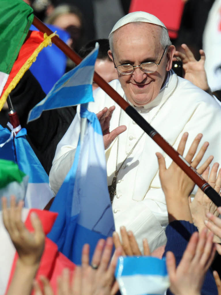 Amtseinfhrung von Papst Franziskus: Die Menschen jubeln Papst Franziskus auf dem Petersplatz zu.