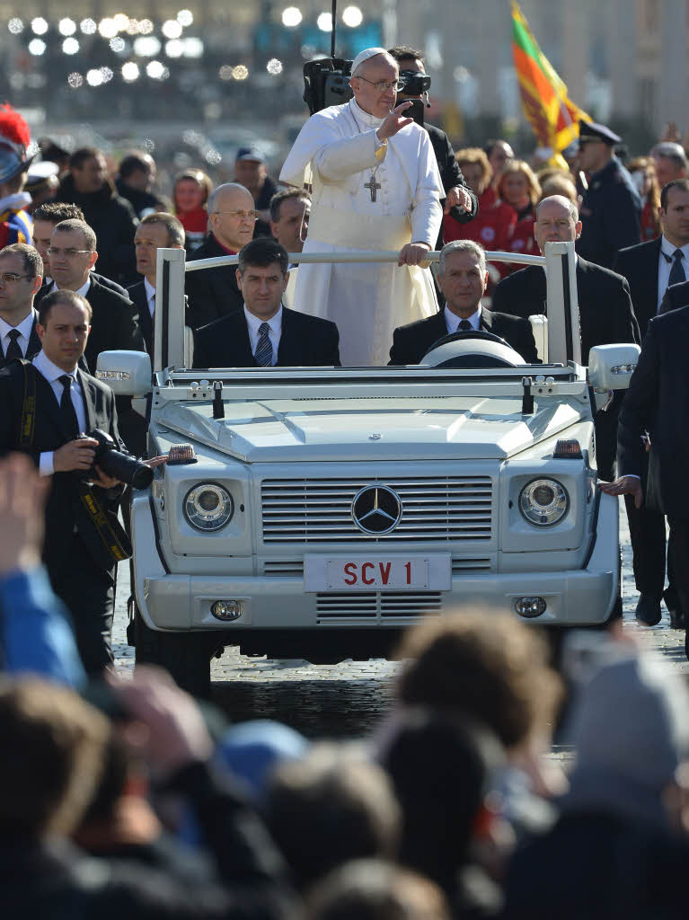 Amtseinfhrung von Papst Franziskus: Die Menschen jubeln Papst Franziskus auf dem Petersplatz zu.