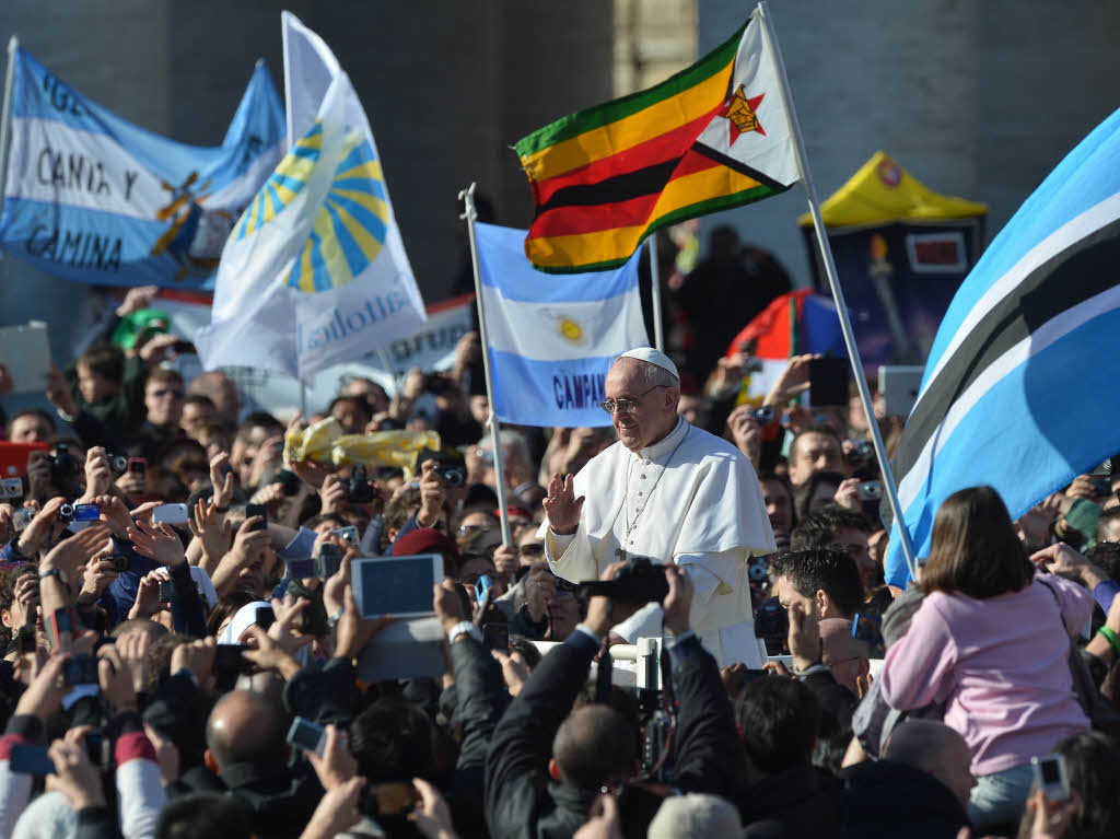 Amtseinfhrung von Papst Franziskus: Die Menschen jubeln Papst Franziskus auf dem Petersplatz zu.