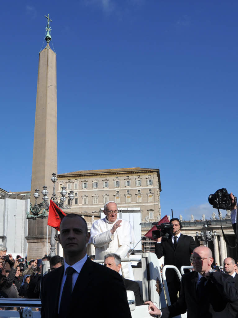 Amtseinfhrung von Papst Franziskus: Die Menschen jubeln Papst Franziskus auf dem Petersplatz zu.