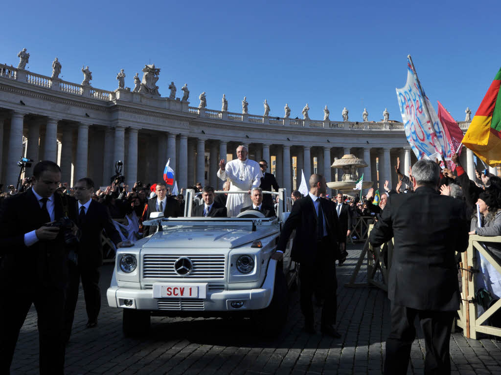 Amtseinfhrung von Papst Franziskus: Die Menschen jubeln Papst Franziskus auf dem Petersplatz zu.