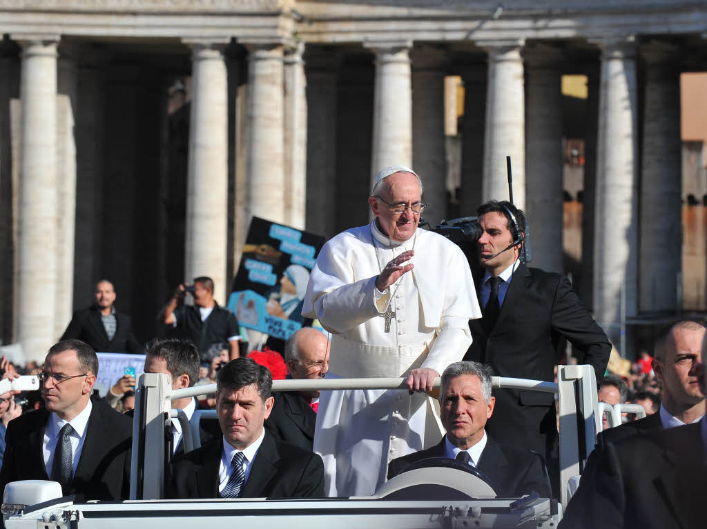 Amtseinfhrung von Papst Franziskus: Die Menschen jubeln Papst Franziskus auf dem Petersplatz zu.