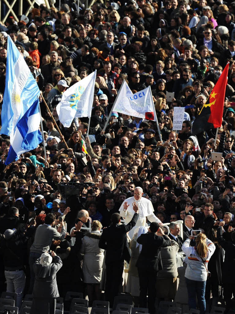 Amtseinfhrung von Papst Franziskus: Die Menschen jubeln Papst Franziskus auf dem Petersplatz zu.