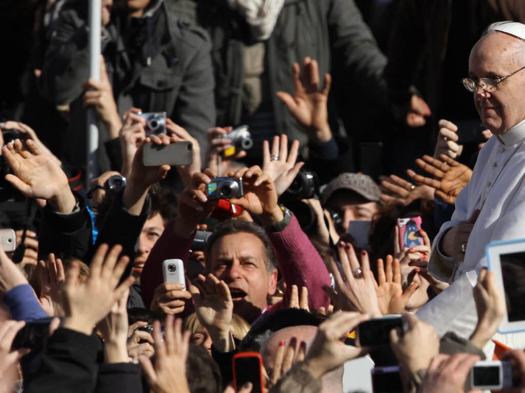 Amtseinfhrung von Papst Franziskus: Die Menschen jubeln Papst Franziskus auf dem Petersplatz zu.