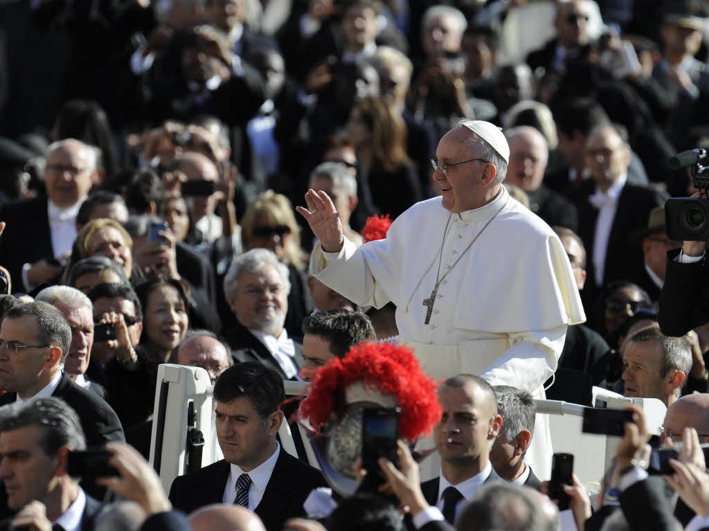 Amtseinfhrung von Papst Franziskus: Die Menschen jubeln Papst Franziskus auf dem Petersplatz zu.