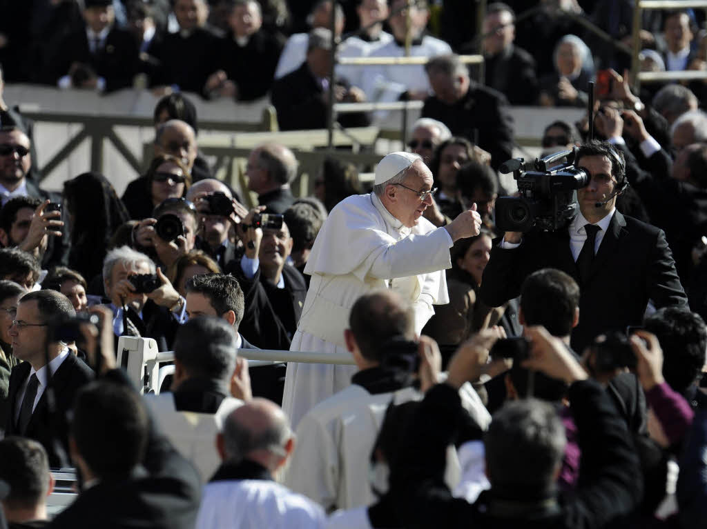 Amtseinfhrung von Papst Franziskus: Die Menschen jubeln Papst Franziskus auf dem Petersplatz zu.