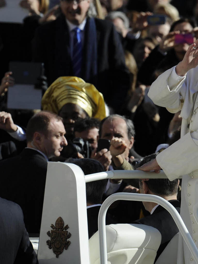 Amtseinfhrung von Papst Franziskus: Die Menschen jubeln Papst Franziskus auf dem Petersplatz zu.