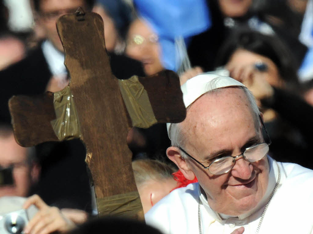 Amtseinfhrung von Papst Franziskus: Die Menschen jubeln Papst Franziskus auf dem Petersplatz zu.