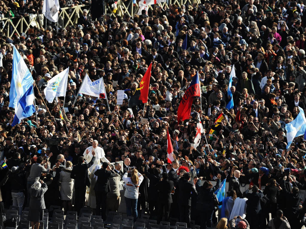 Amtseinfhrung von Papst Franziskus: Die Menschen jubeln Papst Franziskus auf dem Petersplatz zu.