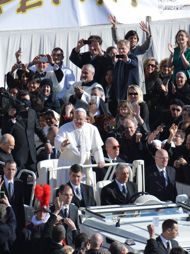 Amtseinfhrung von Papst Franziskus: Die Menschen jubeln Papst Franziskus auf dem Petersplatz zu.