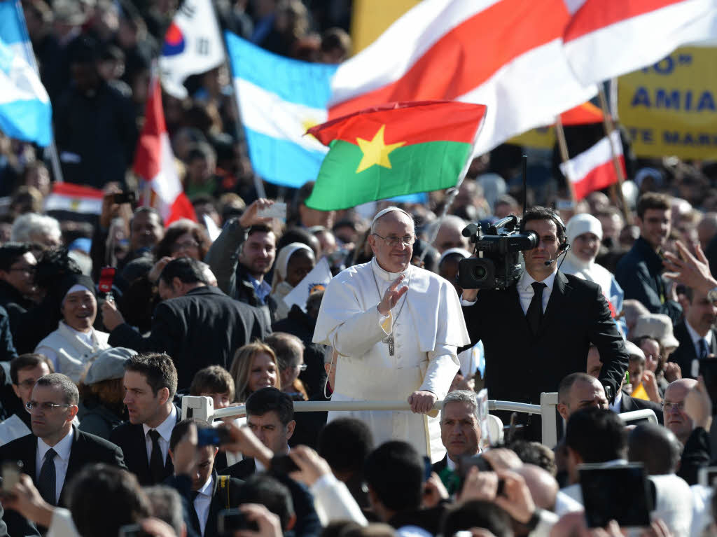 Amtseinfhrung von Papst Franziskus: Die Menschen jubeln Papst Franziskus auf dem Petersplatz zu.