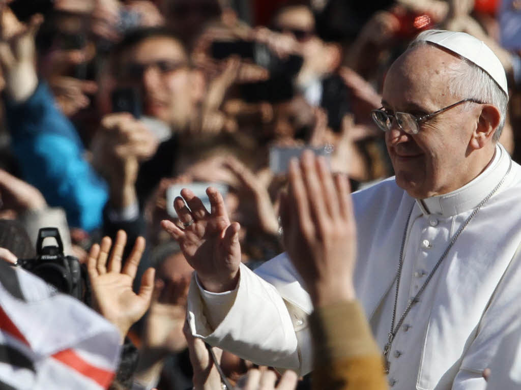 Amtseinfhrung von Papst Franziskus: Die Menschen jubeln Papst Franziskus auf dem Petersplatz zu.