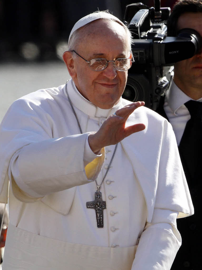 Amtseinfhrung von Papst Franziskus: Die Menschen jubeln Papst Franziskus auf dem Petersplatz zu.