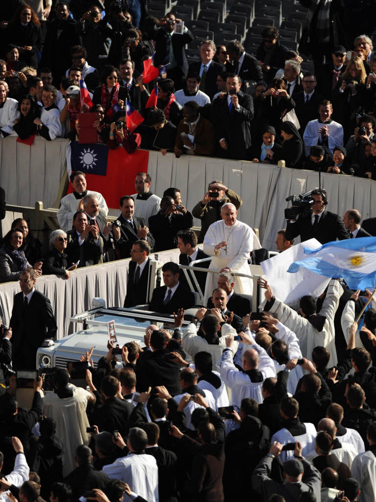 Amtseinfhrung von Papst Franziskus: Die Menschen jubeln Papst Franziskus auf dem Petersplatz zu.