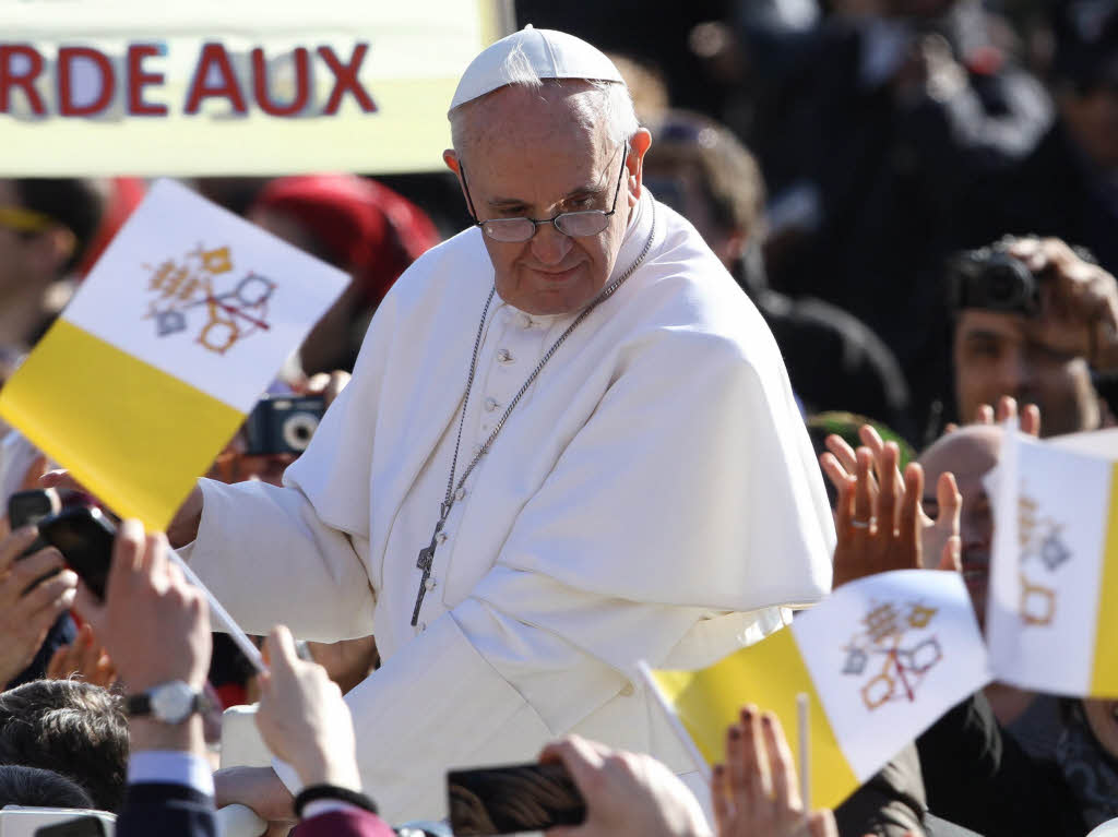 Amtseinfhrung von Papst Franziskus: Die Menschen jubeln Papst Franziskus auf dem Petersplatz zu.