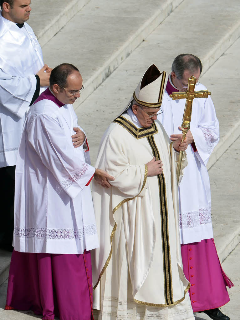 Amtseinfhrung von Papst Franziskus: Die Menschen jubeln Papst Franziskus auf dem Petersplatz zu.