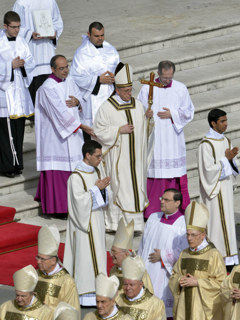 Amtseinfhrung von Papst Franziskus: Die Menschen jubeln Papst Franziskus auf dem Petersplatz zu.