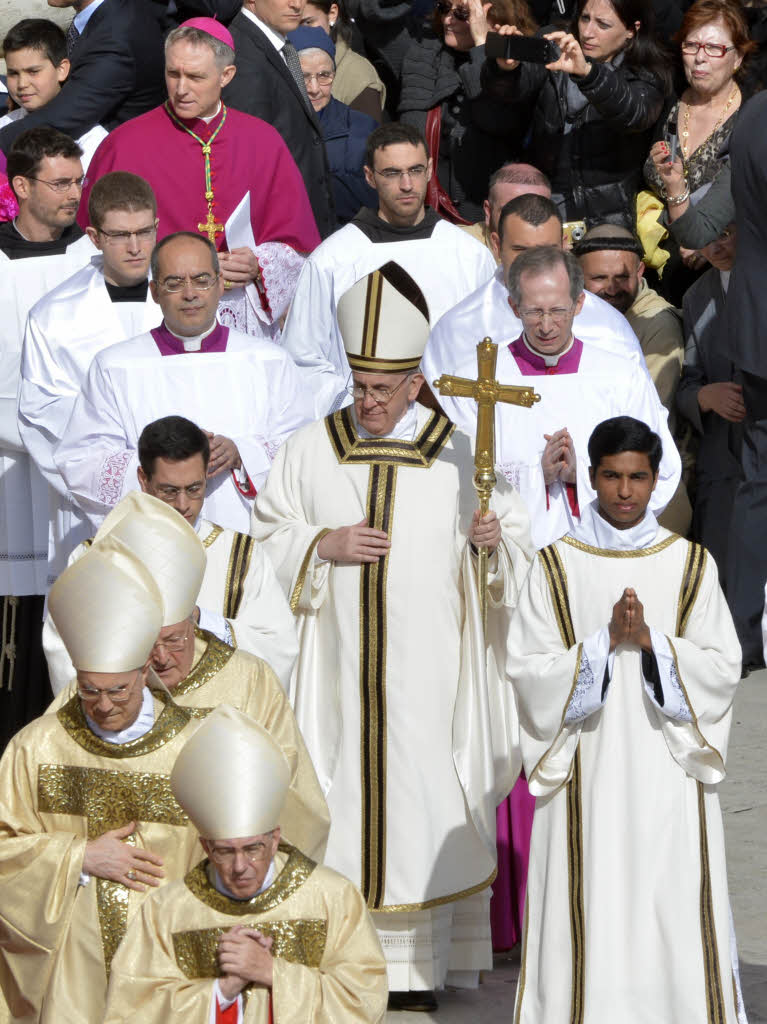 Amtseinfhrung von Papst Franziskus: Die Menschen jubeln Papst Franziskus auf dem Petersplatz zu.