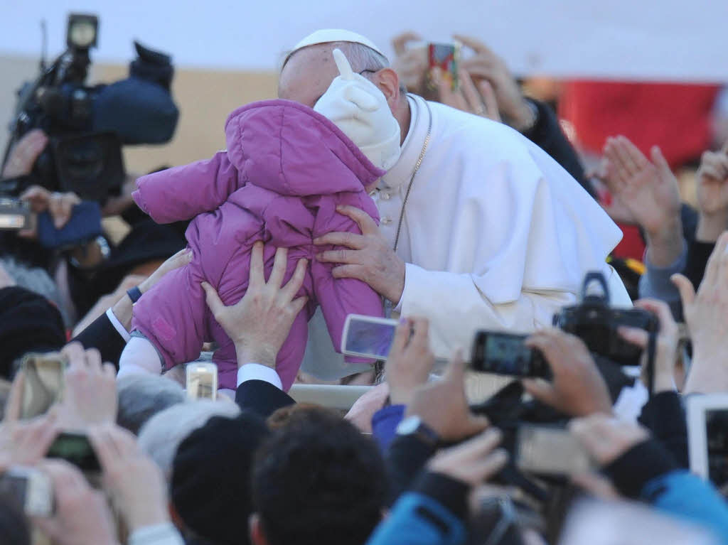 Amtseinfhrung von Papst Franziskus: Die Menschen jubeln Papst Franziskus auf dem Petersplatz zu.