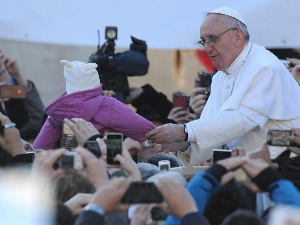 Amtseinfhrung von Papst Franziskus: Die Menschen jubeln Papst Franziskus auf dem Petersplatz zu.