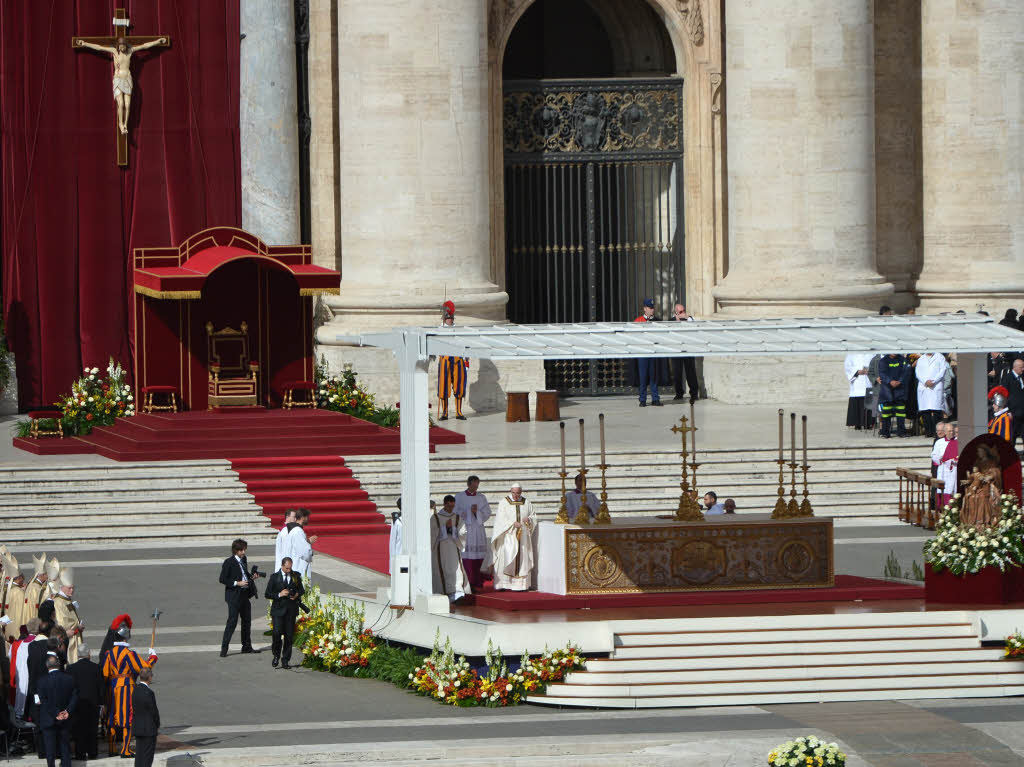 Amtseinfhrung von Papst Franziskus: Die Menschen jubeln Papst Franziskus auf dem Petersplatz zu.