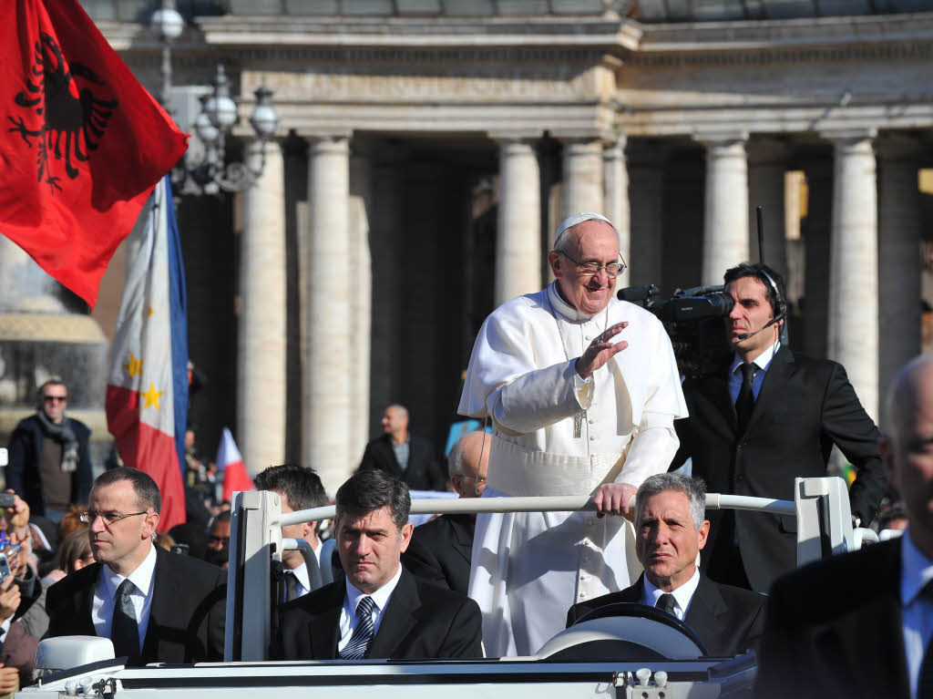 Amtseinfhrung von Papst Franziskus: Die Menschen jubeln Papst Franziskus auf dem Petersplatz zu.