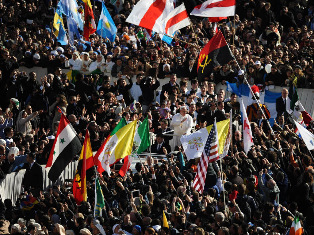 Amtseinfhrung von Papst Franziskus: Die Menschen jubeln Papst Franziskus auf dem Petersplatz zu.