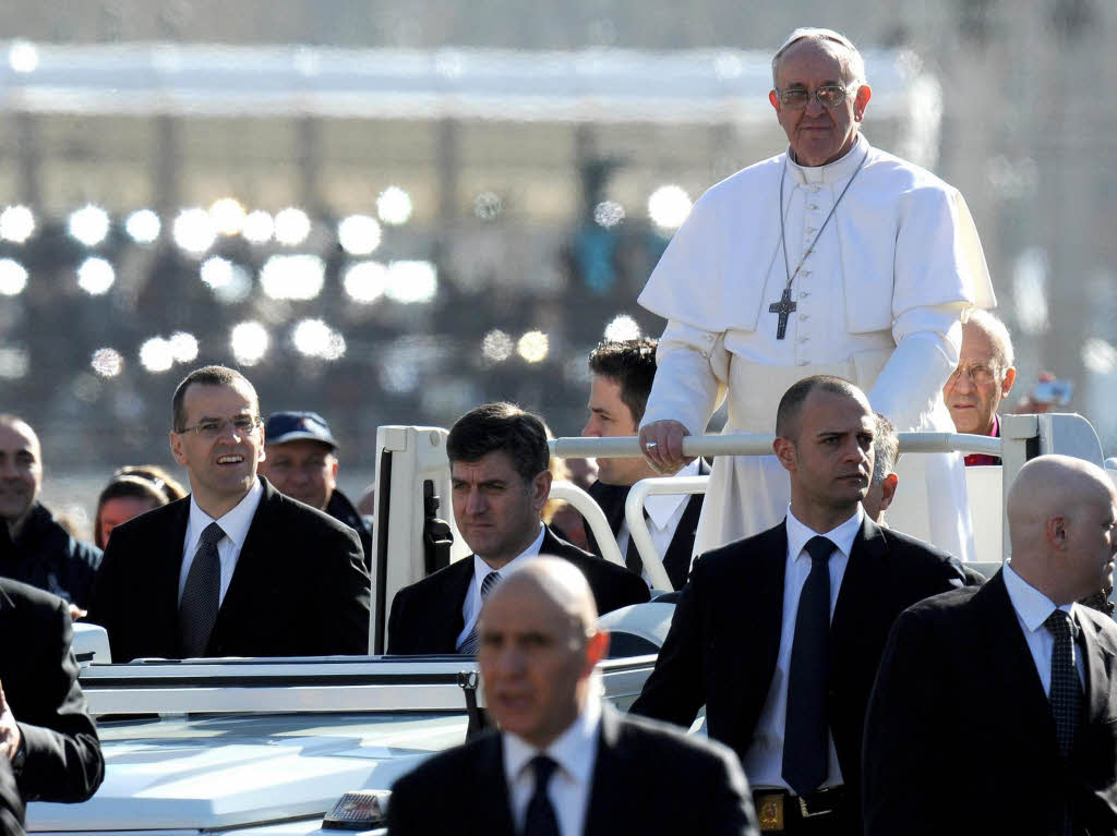 Amtseinfhrung von Papst Franziskus: Die Menschen jubeln Papst Franziskus auf dem Petersplatz zu.